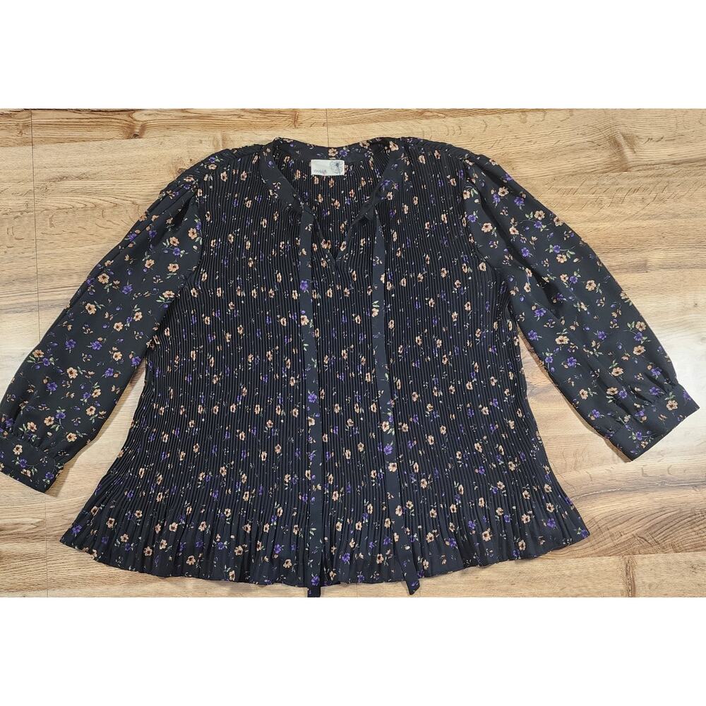 Everleigh Black Pleated Floral Blouse‎ Size L Tie
